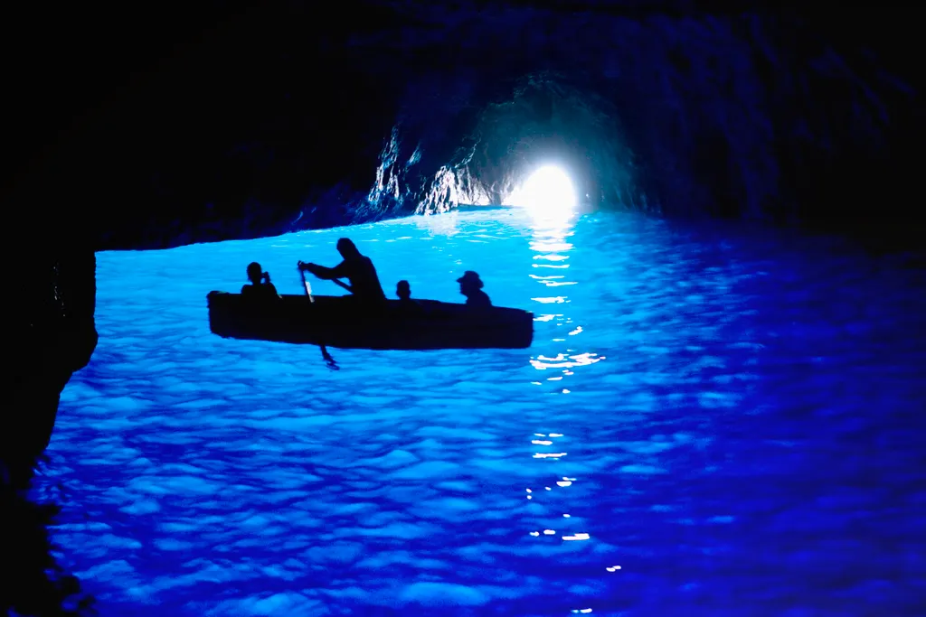 Italy, Capri, Kék barlang  BOATS OUTSIDE ANA GROTTO ONLYWORLD ITALY SOUTHERN EUROPE SOUTHERN ITALY CAMPANIA CAPRI BARQUE AMALFITAN COAST EU Horizontal BLUE COLOUR CAST SEA SMALL BOAT EUROPE 
