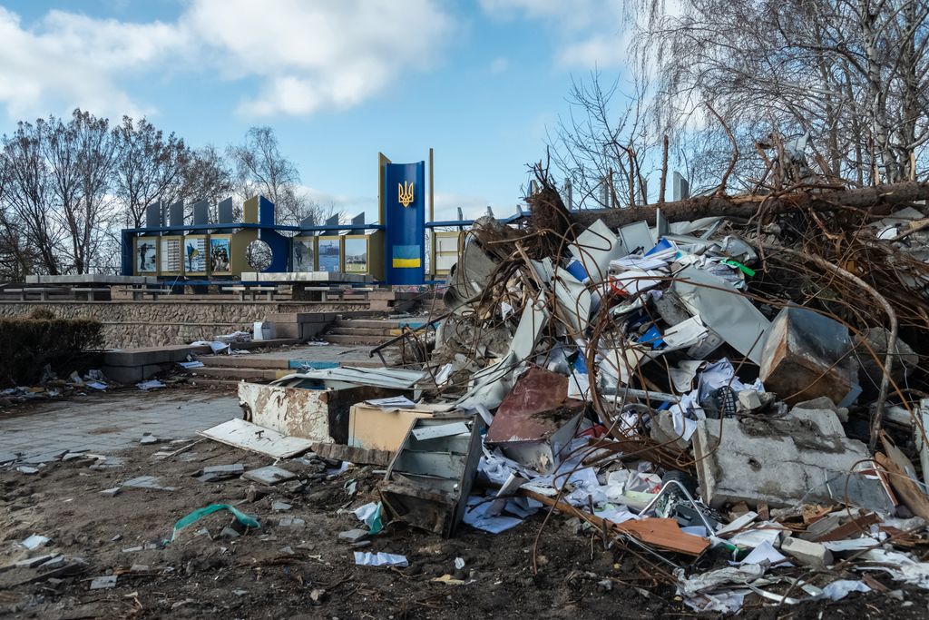 Ukrán válság, ukrán, orosz, háború, Ukrajna, Mikolaiv, romos autó, autó roncs, romos épület, rakétatámadás 