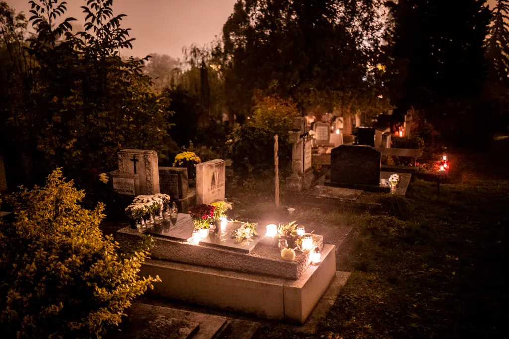 temető, halottak napja, budapest, magyarország, október 30., sír, sírok, Farkasréti, este 