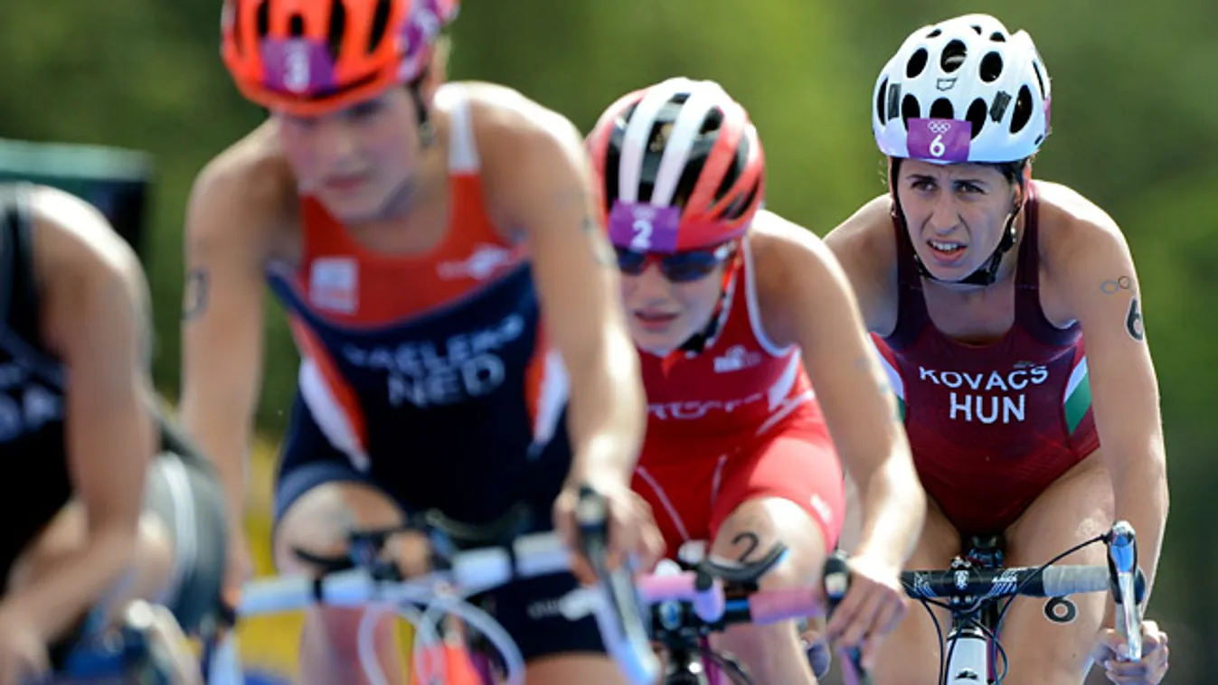 olimpia, london 2012, sérült sportolók, Kovács Zsófia (j) kerékpározik a női triatlonversenyen a 2012-es londoni nyári olimpián, a Hyde Parkban