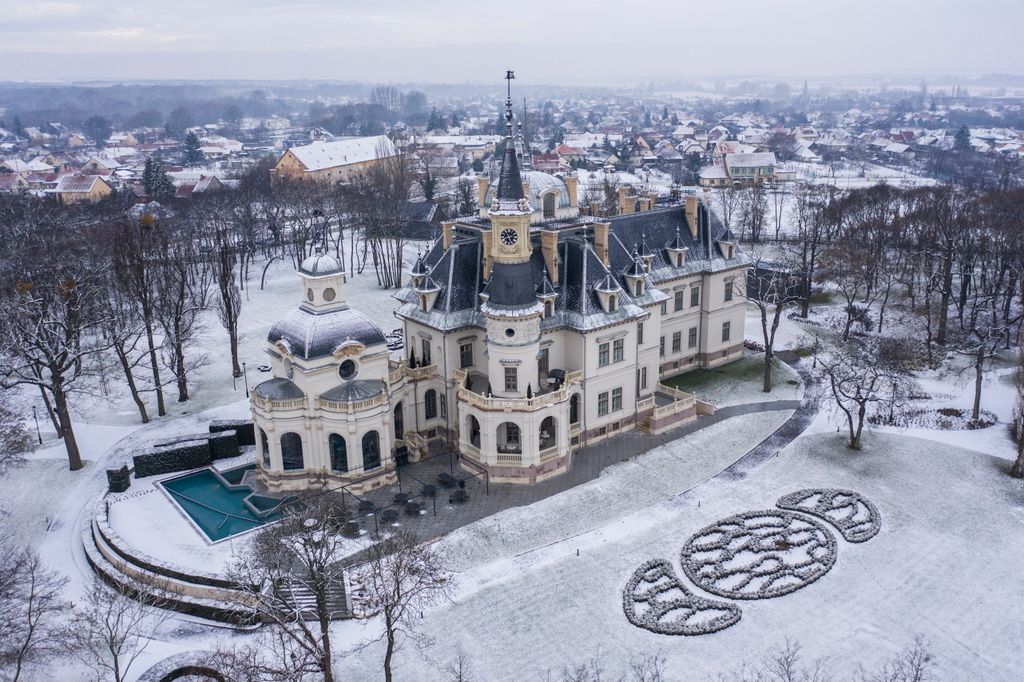 érdekes hely ÉPÜLET épületfotó ÉVSZAK FOTÓ FOTÓTECHNIKA FOTÓTÉMA havas IDŐJÁRÁS kastély légi felvétel MŰVÉSZETI STÍLUS neoreneszánsz szálloda tél 
