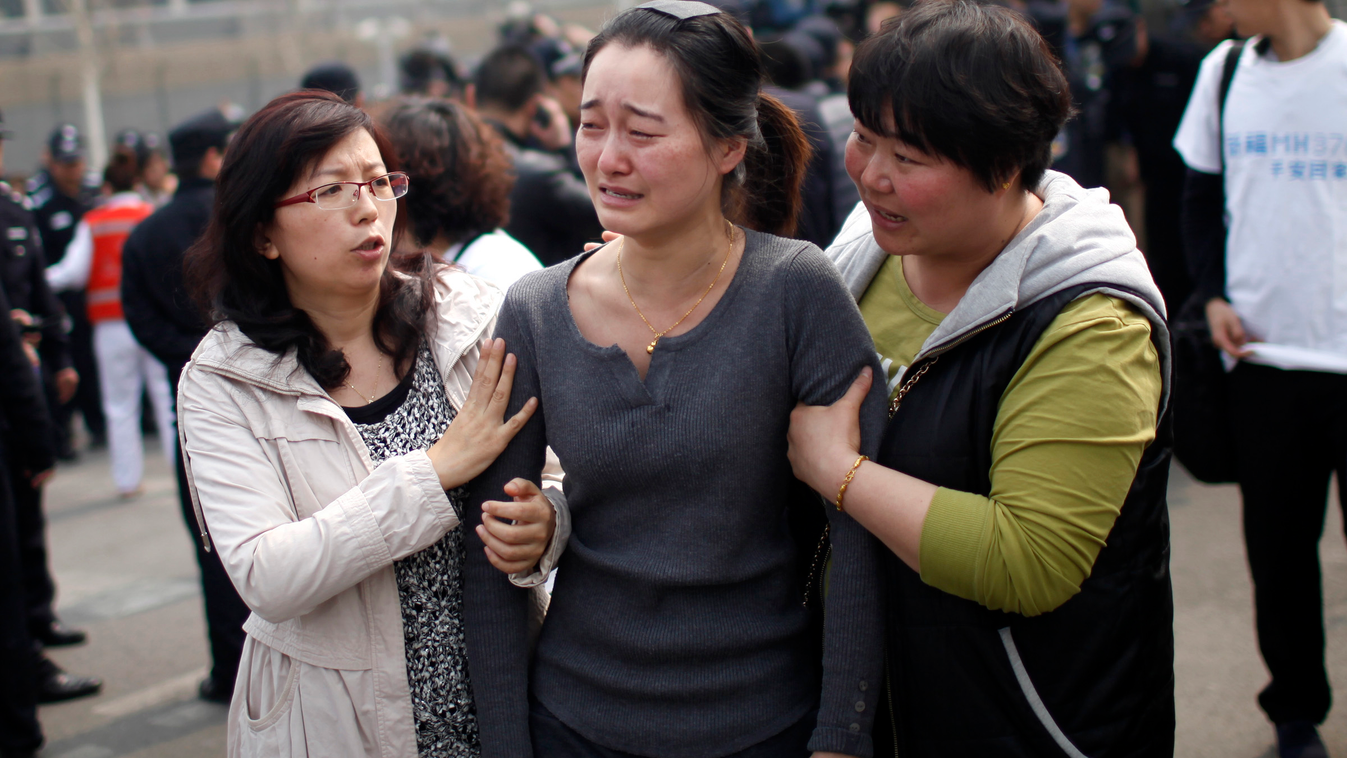 Maláj gép, eltűnt repülőgép, egy hozzátartozó sír egy tiltakozáson pekingben 