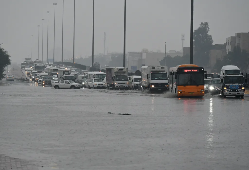 eső, esőzés, áradás, Kuvait, Kuvaitváros 