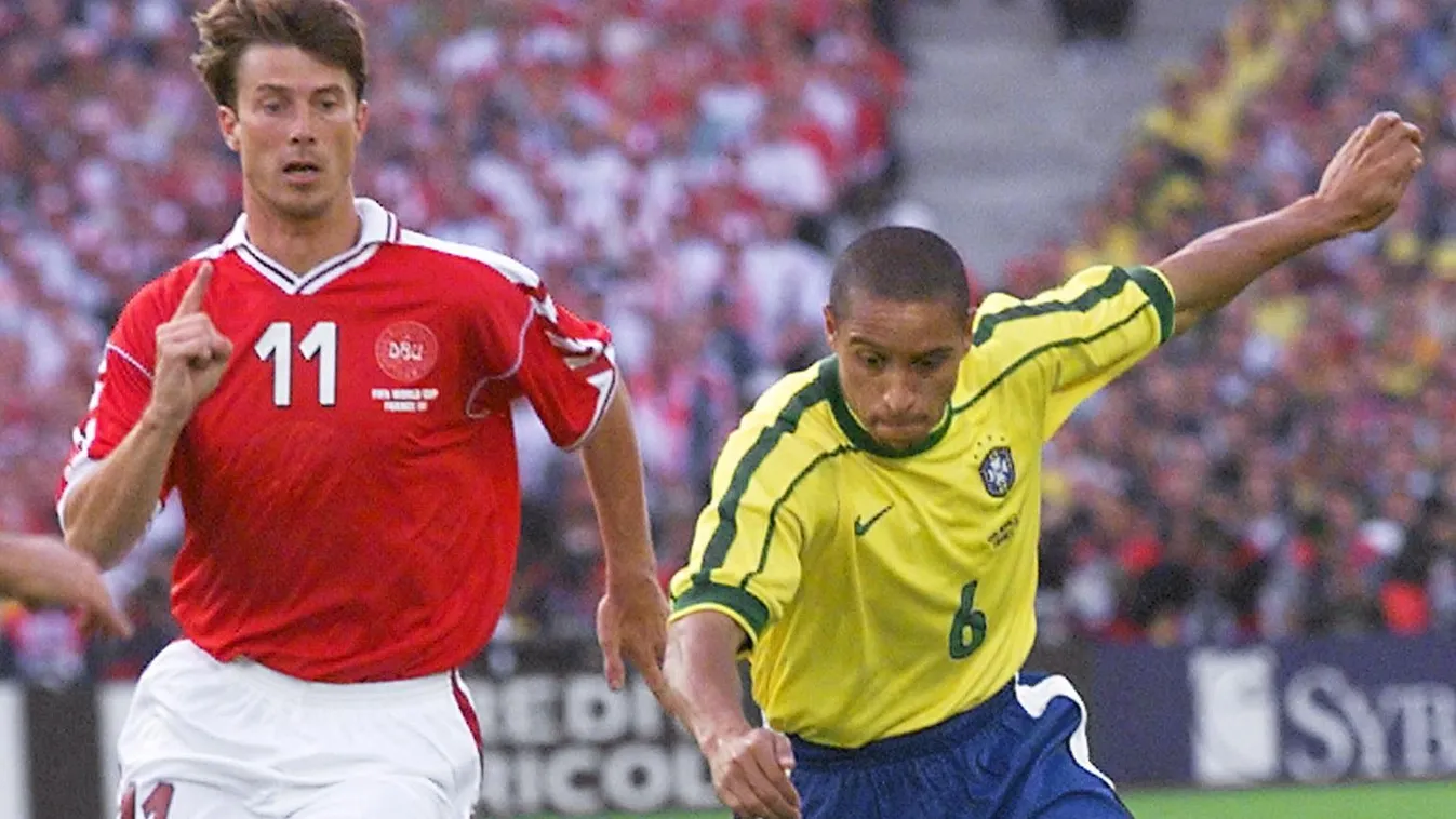 CUP-FR98-BRA-DEN-LAUDRUP-CARLOS Square SPORT-ACTION WORLD CUP MATCH QUARTER-FINAL FOOTBALL, Brian Laudrup, Roberto Carlos 