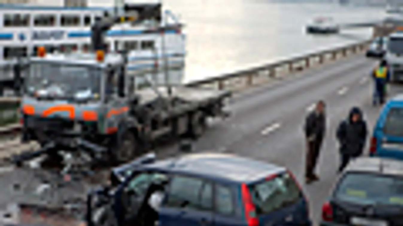 baleset, frontálisan ütközött egy személyautó és egy teherautó a budapesti Bem rakparton