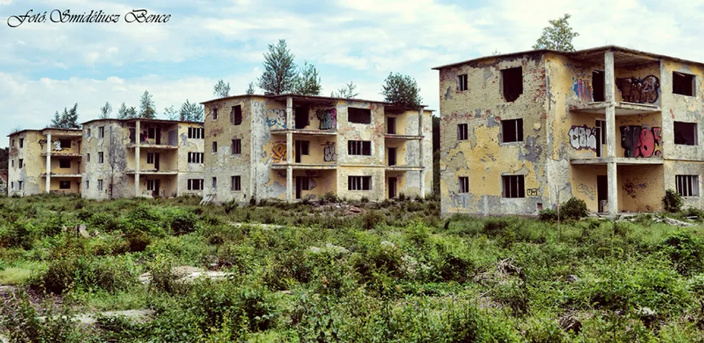 Szentkirályszabadja
Szellemváros a szentkirályszabadjai repülőtér mögött egy elhagyott orosz laktanya és a hozzá tartozó lakónegyed 