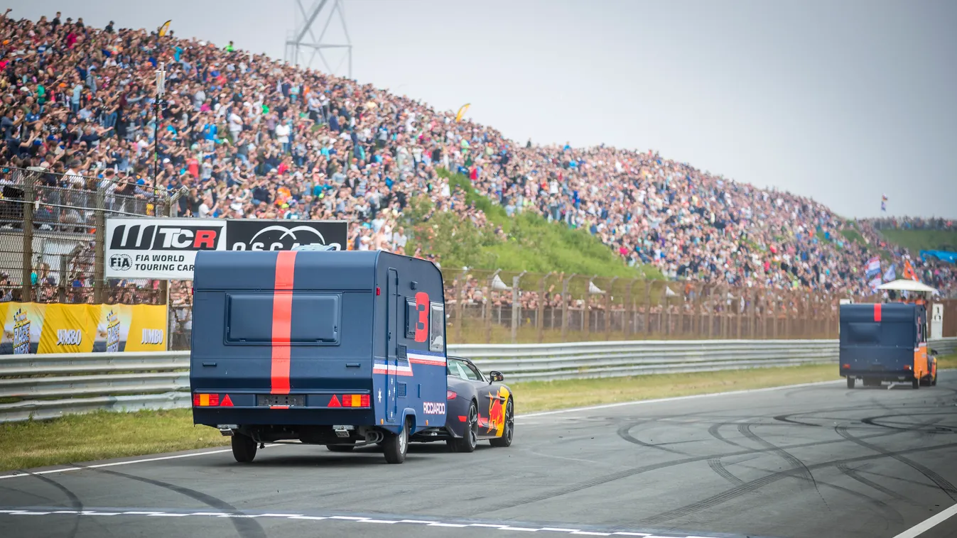 A Forma-1-es Red Bull Racing bemutatója a hollandiai Zandvoortban, Max Verstappen, Daniel Ricciardo, Aston Martin 