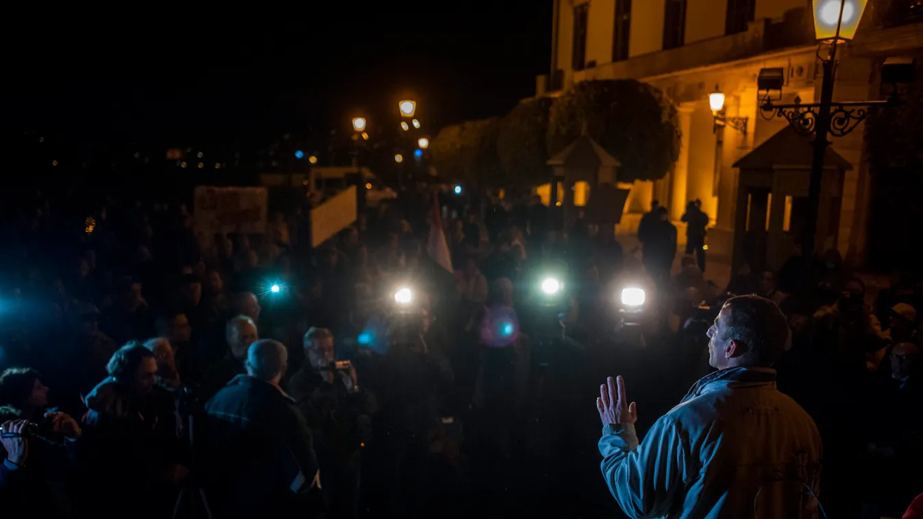 tüntetés, 2014. november 8.
Bertalan Attila László felszólal a teljes politikai elit leváltását követelő, a "Világra szóló korrupció és a Jogtalanságok ellen!" címmel meghirdetett tüntetésen a Sándor-palota előtt 2014. november 8-án.
MTI Fotó: Marjai Jáno