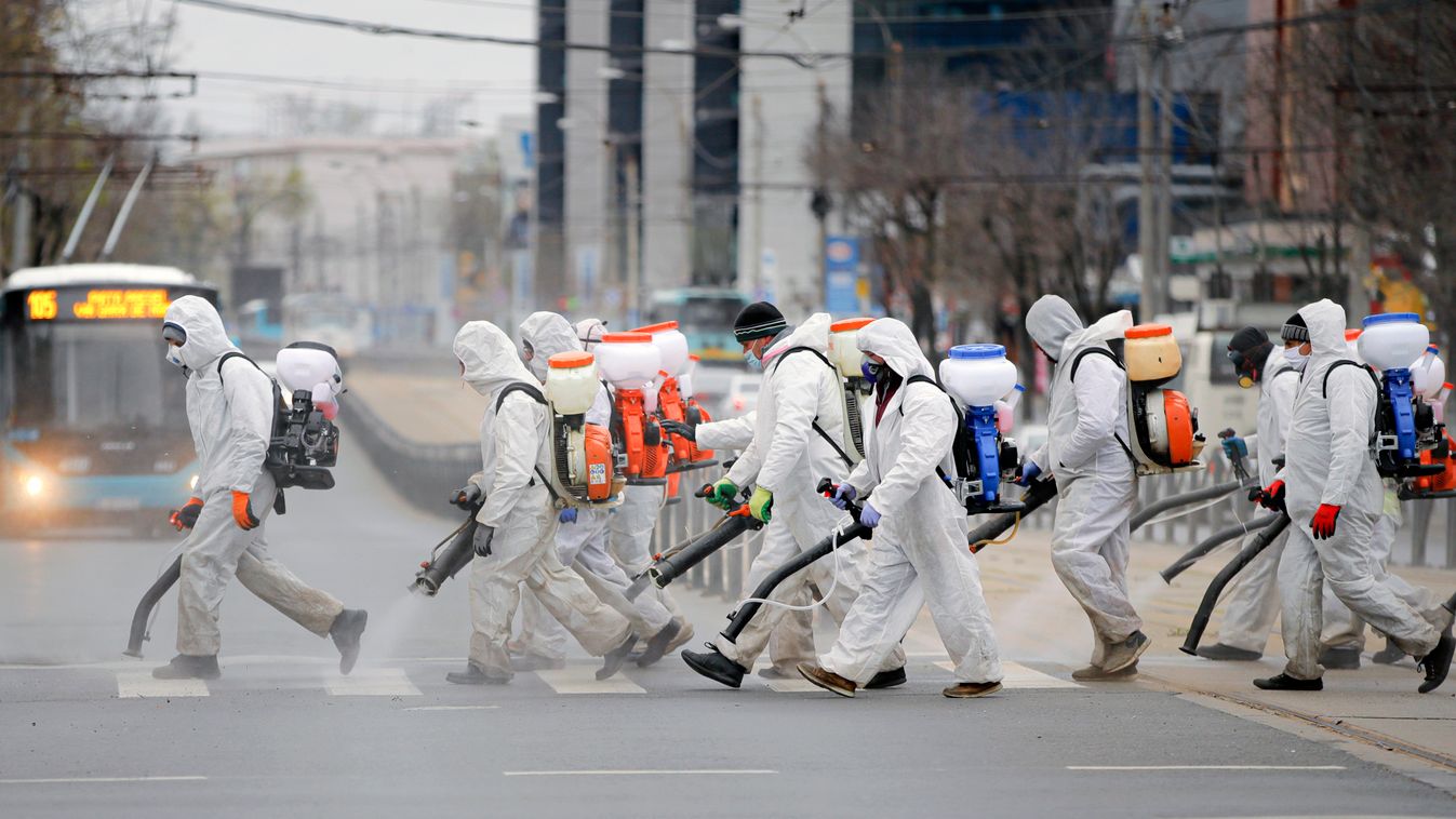 Bukarest, 2020. március 31.
Az új koronavírus járványa megfékezésének érdekében egy bukaresti utcát fertőtlenítenek védőruhás városi alkalmazottak 2020. március 31-én.
MTI/AP/Vadim Ghirda 