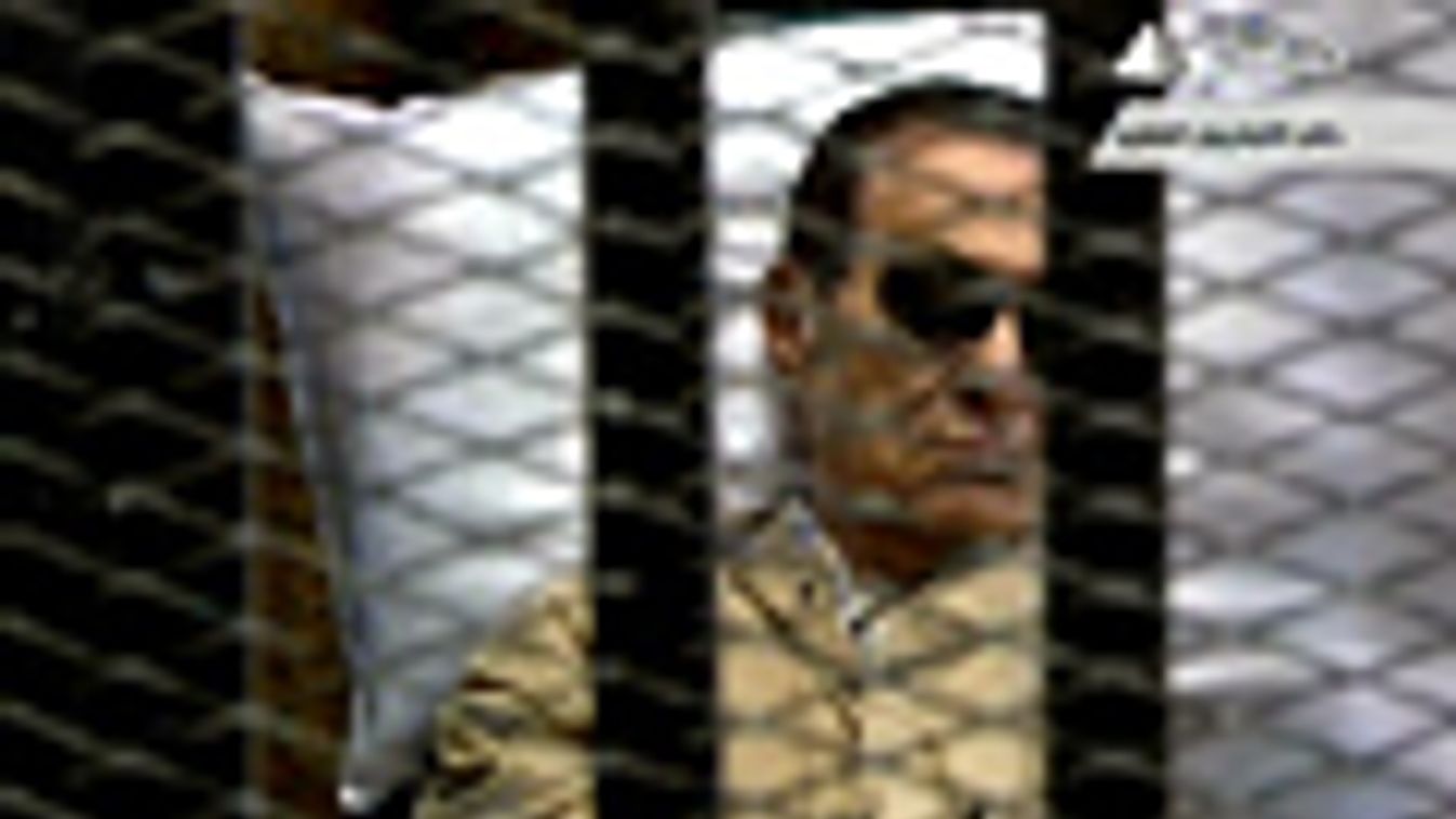 Hószni Mubarak volt egyiptomi elnök tárgyalása az állami televízió képén 