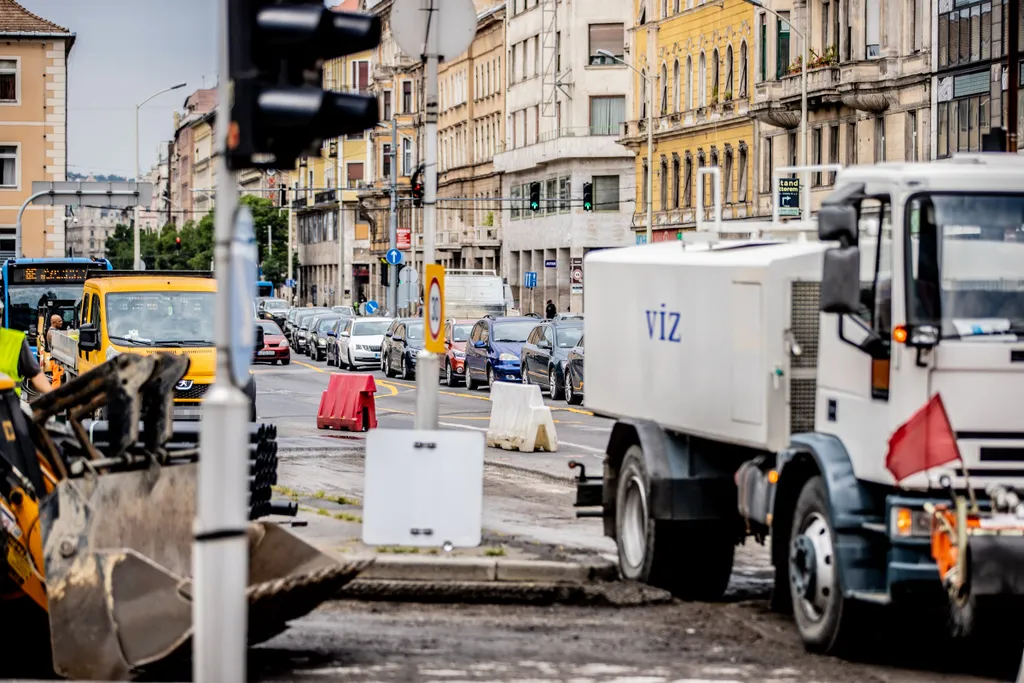 2021.07.12. Budapest, Blaha Lujza tér, dugó, közlekedés, építkezés, autó, BKV, busz, fennakadás, munkagép, torlódás 