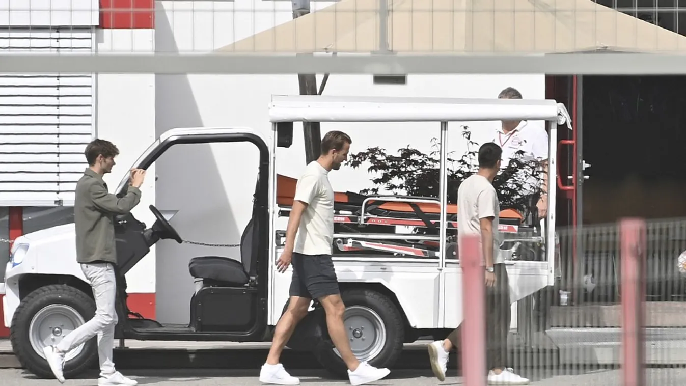 Harry KANE (FC Bayern Munich) on the way to the first training session. ball sports database DFL first division 23.24.2023 football player men professional footballer SOCCER FOOTBALL SP Spo Bundesliga league match football match 1st league 1 Bundesliga Ho