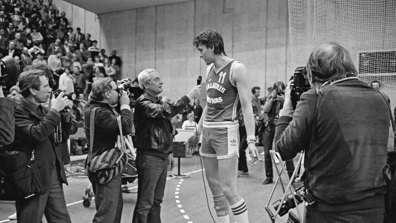 Soviet Lithuanian basketball player Arvydas Sabonis athlete spectators reporters photographers ground sportsman HORIZONTAL 