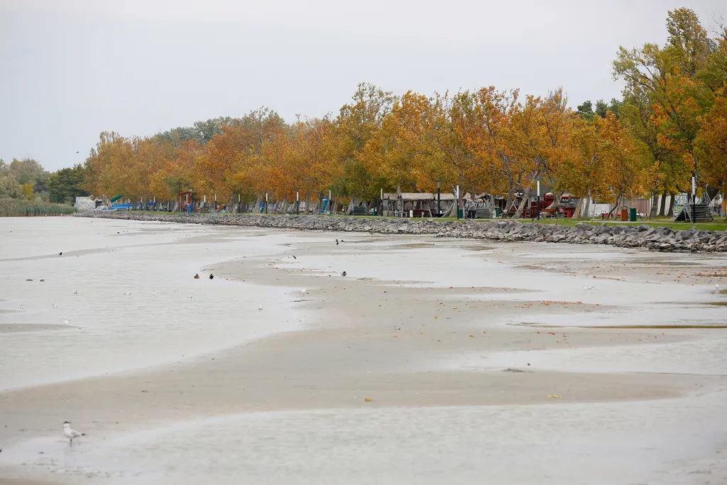 Kibillent a Balaton a viharos szélben 