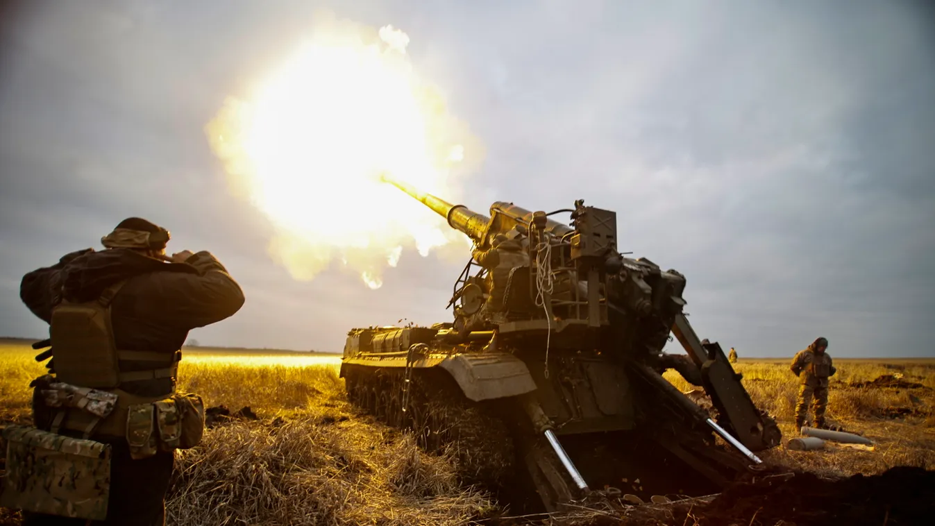 Bahmut, 2022. november 11.
Ukrán tüzérek önjáró löveggel lövik az orosz állásokat a kelet-ukrajnai Donyecki területen fekvő Bahmutban 2022. november 10-én.
MTI/AP/Roman Csop 