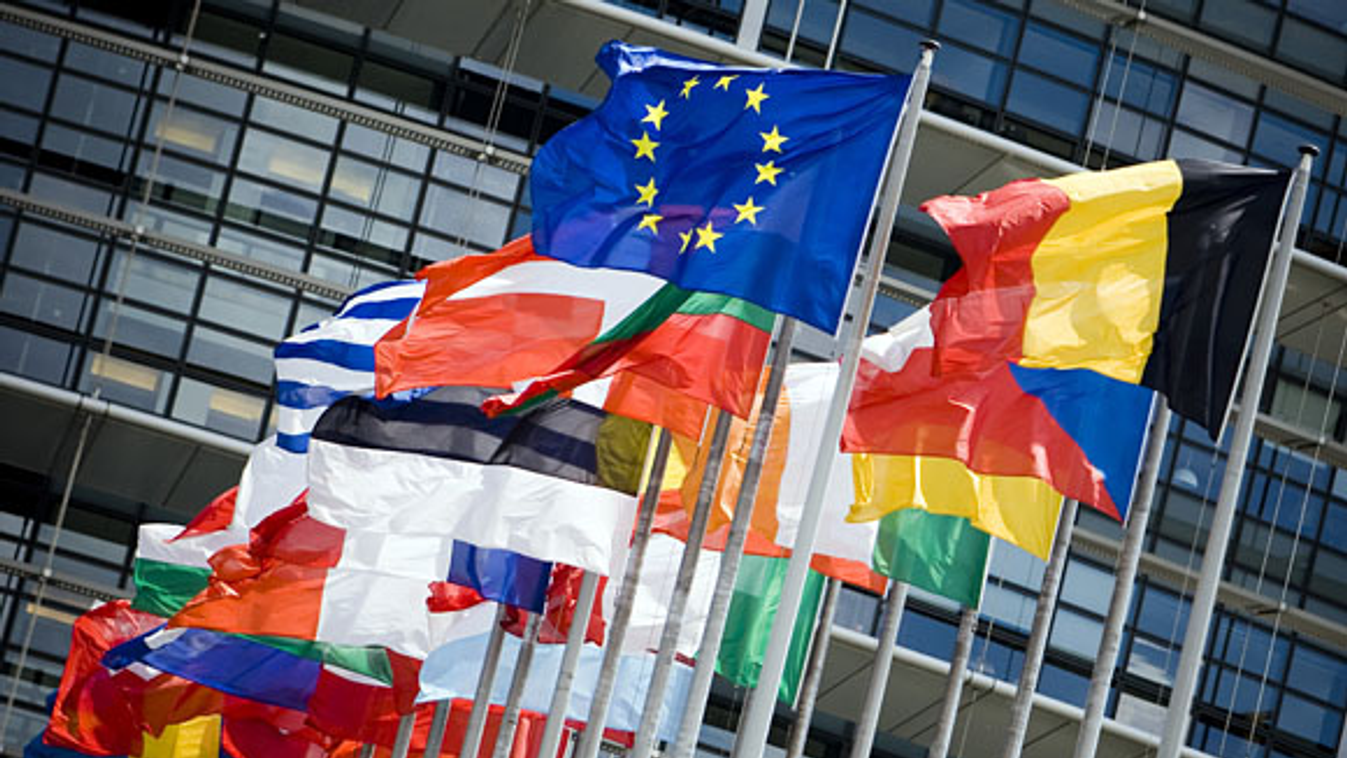 Strasbourg, Strasburg, Európai Parlament épülete előtt álló zászlók 