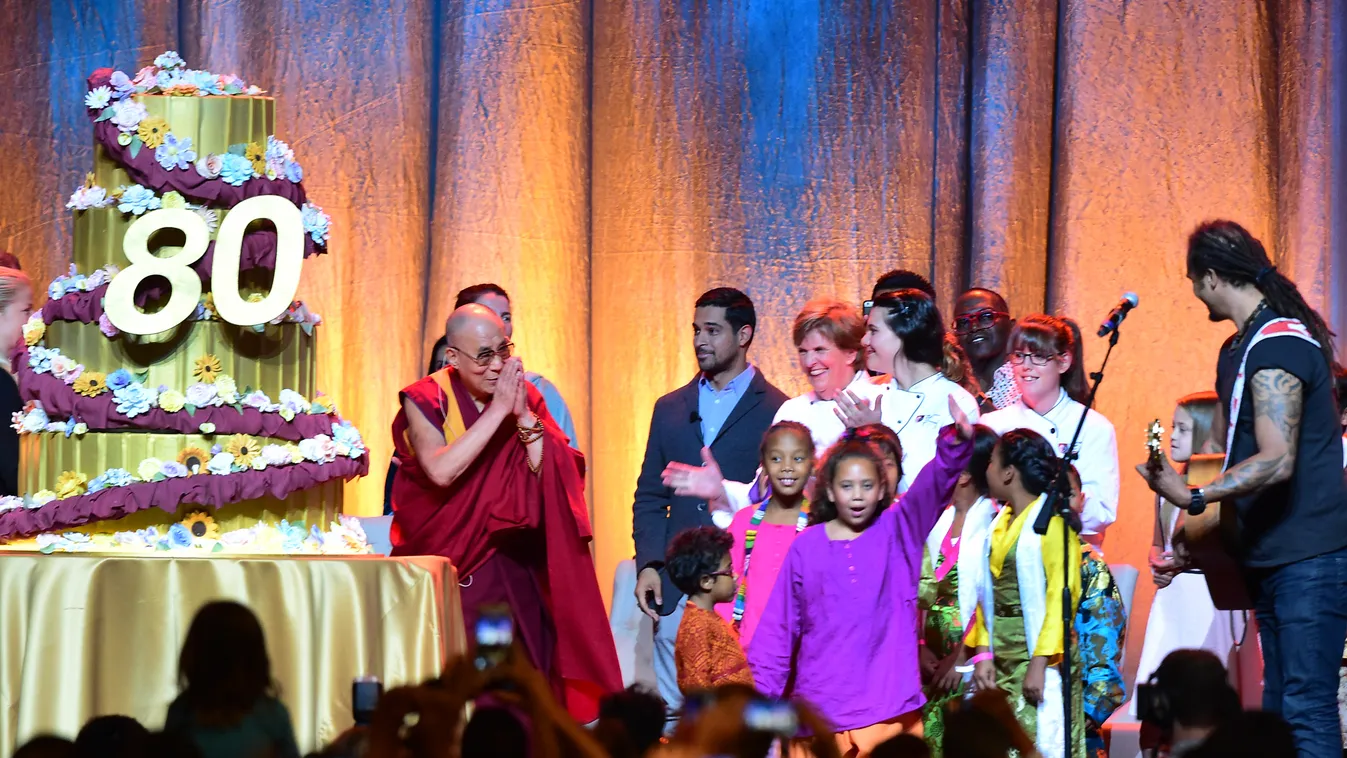 Tendzin, Gyaco Anaheim, 2015. július 6.
A buddhista vallási vezető, a dalai láma a 80. születésnapja alkalmából tartott ünnepségen a kaliforniai Anaheimben 2015. július 5-én. (MTI/AP/The Orange County Register/Mindy Schauer) 