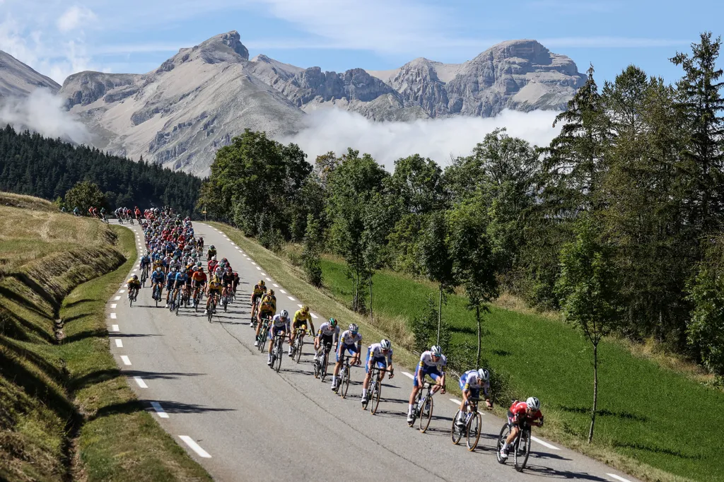 cycling TOPSHOTS Horizontal TOUR DE FRANCE PACK MOUNTAIN LANDSCAPE 
