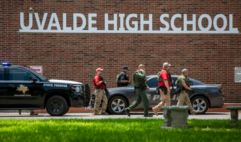 Iskolai lövöldözés Texas, Uvalde, Uvalde, Robb Általános Iskolájánál, amelyben egy tizenéves tüzet nyitott 2022. május 24-én. A 18 éves Salvador Ramosként azonosított támadó legkevesebb tizennégy diákot és egy tanárt lőtt agyo 