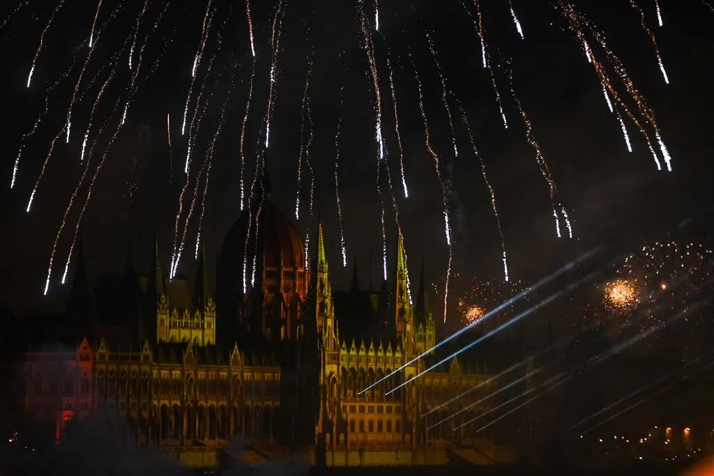 Szent István nap, nemzeti ünnep, államalapítás, augusztus 20-i ünnepség, tűzijáték, látványos tűzijáték show, Budapest, 2023. 08. 20. 