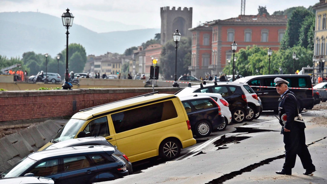 Firenze, 2016. május 25.
Járművek egy szakadékban, miután 200 méter hosszan beszakadt az úttest a Firenzét átszelő Arno folyó mellett a Ponte Vecchio és a Ponte Le Grazie híd között 2016. május 25-én. Mintegy 20 parkoló autó csúszott a legmélyebb részén 7