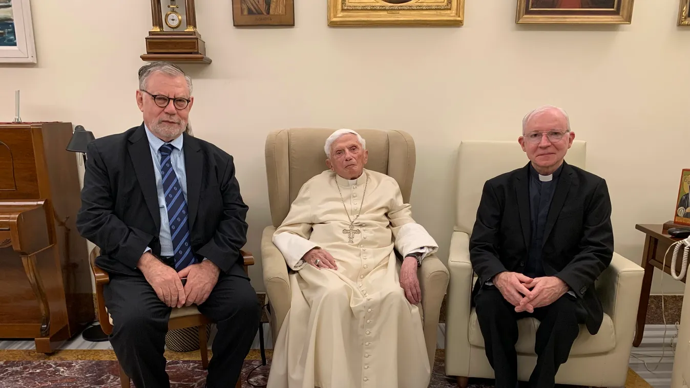 XVI. BENEDEK Vatikánváros, 2022. december 30.
A 2022. december 1-i képen XVI. Benedek nyugalmazott katolikus egyházfő (k) fogadja az idei Ratzinger-díjban részesült Joseph H. H. Weiler dél-afrikai-amerikai jogászprofesszort (b) és Michel Fédou francia jez