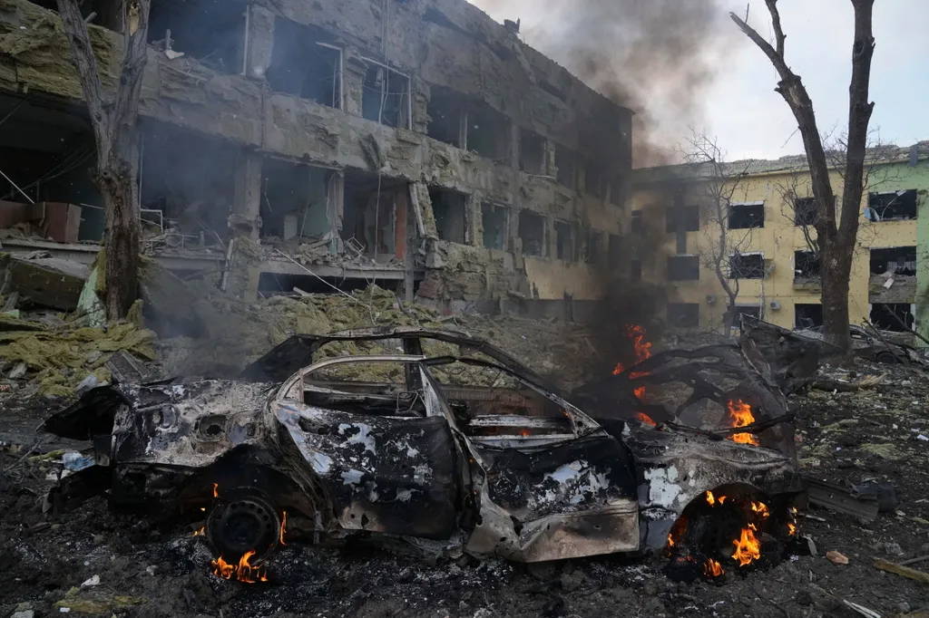 Ukrán válság 2022, orosz, ukrán, háború, Ukrajna, Mariupol, kiégett autó, romos épület, rakétatámadás, bombatámads 