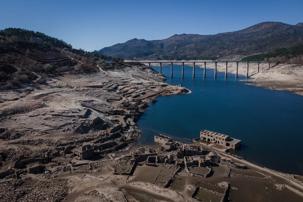 extrém hőség, aszály, galéria 
   Underwater ghost village emerges after decades as prolonged drought continues to blockade Spain aceredo,Climate,crisis,drought,elections,Lisbon,ourense,pandemic Horizontal 