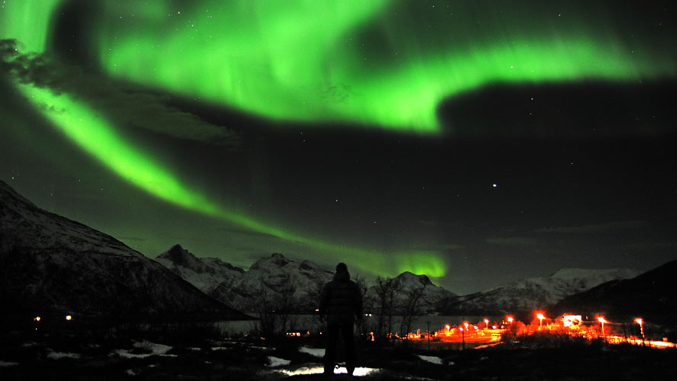 Sarki fény Tromsoe felett, Norvégiában, 2012-ben. Ha a napfizikusok előrejelzései beválnak, decemberben látványos sarkifény-jelenségben gyönyörködhetünk. 