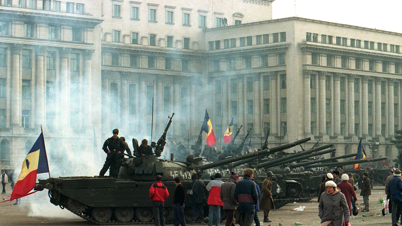 Román forradalom TANK SOLDIER WAR AND CONFLICT REVOLUTION FLAG Romanian soldiers and tanks guard the Central Commettee headsquarters buildng, 26 December 1999 in Bucharest, the day after Romanian leader Nicolae Ceaucescu and his wife Elena 