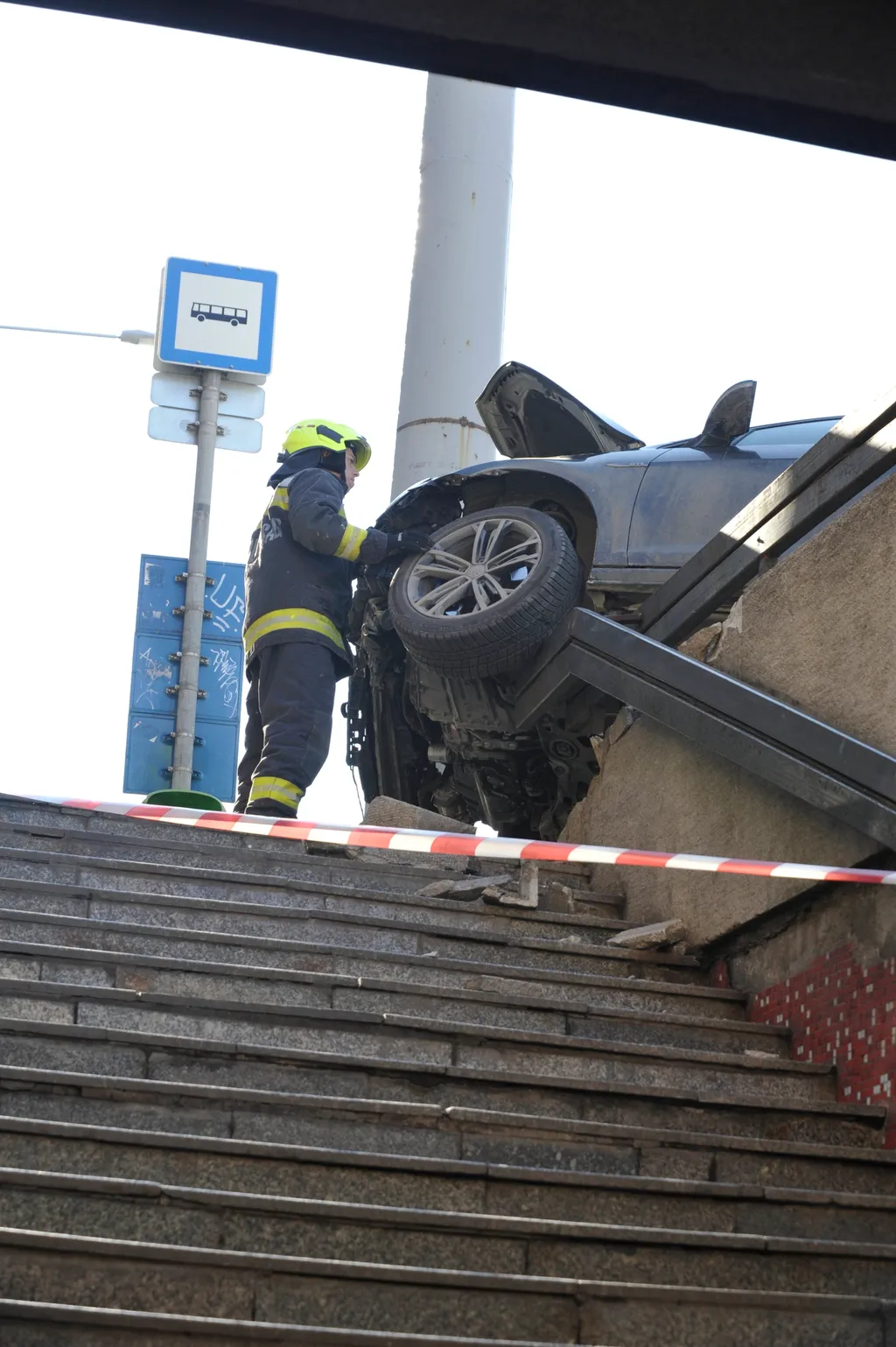 Karambolban életveszélyesen megsérült egy motoros a főváros III. kerületében 2021.02.01. 