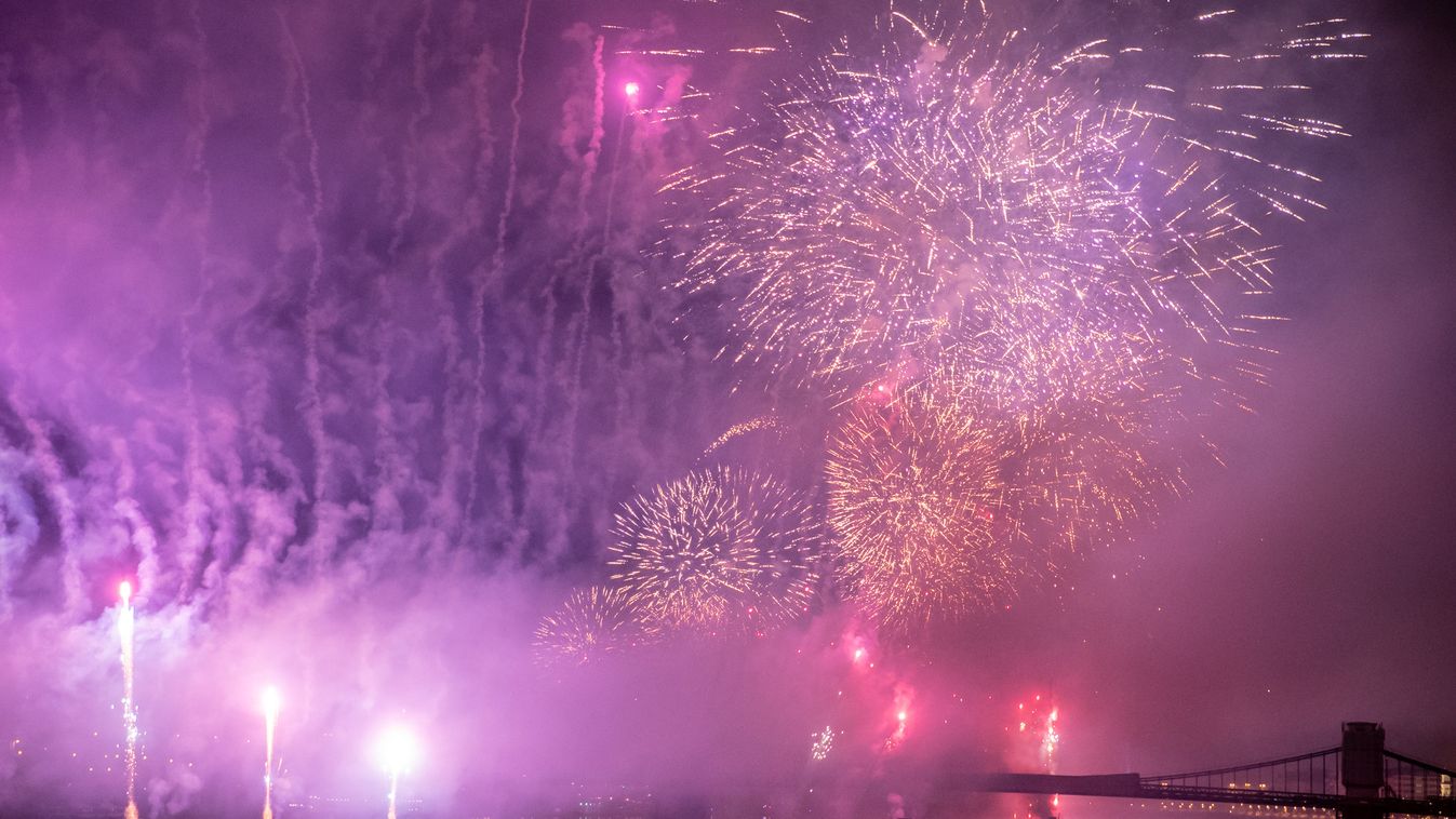 Tűzijáték, Budapest, 2022.08.27., tömeg, „Tűz és fények játéka" című műsor, fényfestés, drónshow, 5 rész 