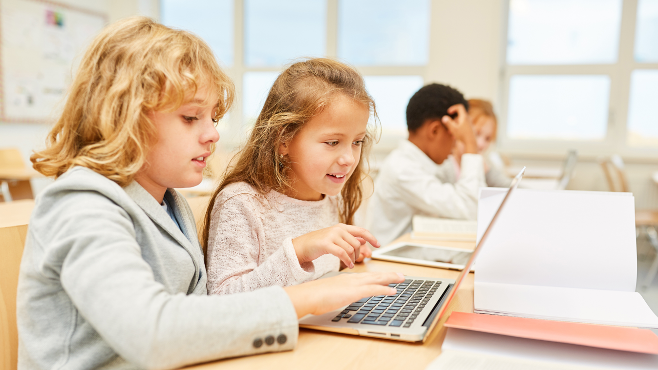 általános iskolás lányok, akik programoznak, laptopnál tanulnak, jelentkeznek 