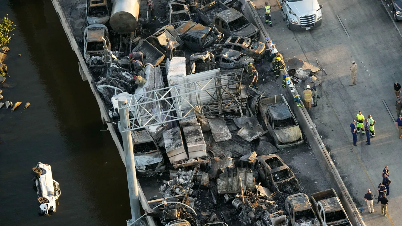 Manchac, 2023. október 24.
Légi felvétel kiégett járművek roncsairól a Louisiana állambeli Manchac közelében történt tömegkarambol helyszínén 2023. október 23-án. A reggeli köd és a mocsártüzekből származó füst okozta extrém sűrű köd miatt történt baleset