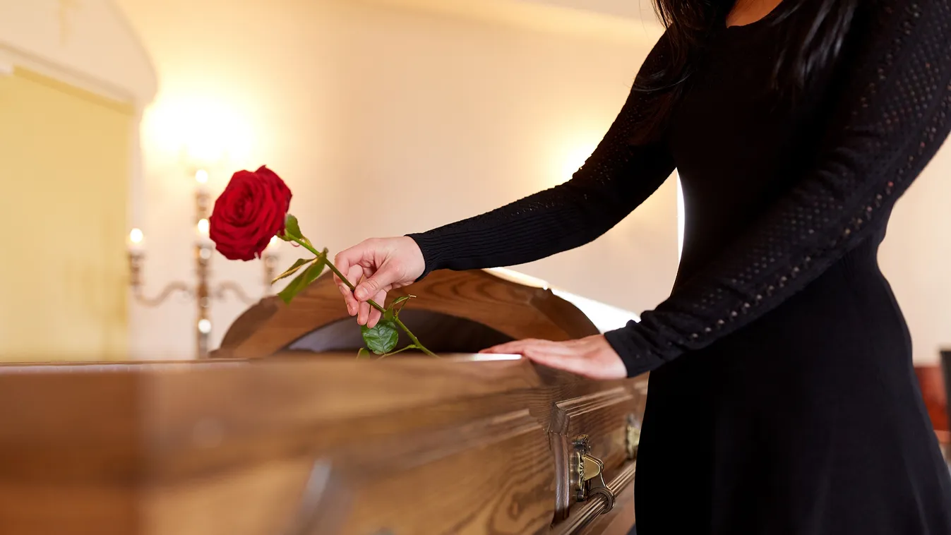 temetés koporsó gyászoló A temetkezési vállalkozó bizarr titkai: elárulta, hogyan sminkeli ki a halottakat temetés előtt 