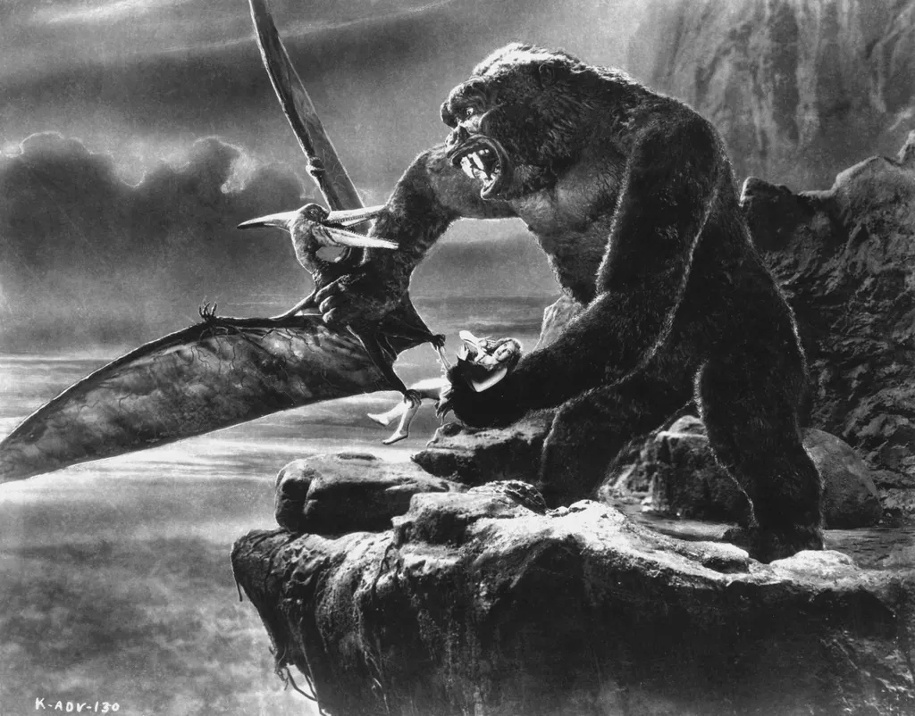 King Kong Cinema ape to save pteranodon Horizontal GORILLA WOMAN BATTLE 