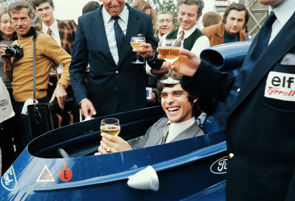 François Cevert  Forma-1 hősi halottai galéria ALCOHOL ALCOHOLIC DRINK OFFBEAT-DOCUMENTATION JOY LAUGHING SUIT TIE PRESS PHOTOGRAPHER JOURNALIST ON THE FIELD 