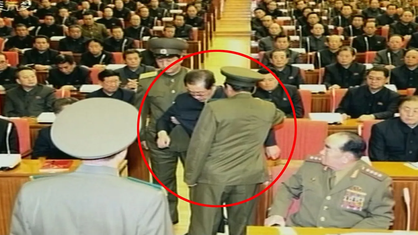 Kim Dzsong Un első számú észak-koreai vezetőnek, a Koreai Munkapárt első titkárának nagybátyját, Dzsang Szong Teket erőszakkal kivezetik a Koreai Munkapárt Központi Bizottságának rendkívüli üléséről, Phenjanban, december 8-án. 