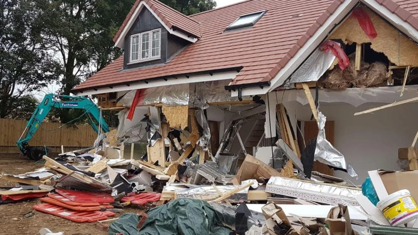 Öt házat rombolt le Angliában markológépével a dühös román vendégmunkás 