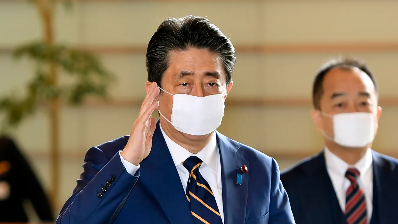 ABE, Sindzó Tokió, 2020. április 7.
Abe Sindzó japán miniszterelnök a tokiói kormányfői rezidenciára érkezik a koronavírus-járvány idején, 2020. április 7-én. Ezen a napon a kormány várhatóan kijárási korlátozást hirdet ki Tokióban és hat másik japán pref