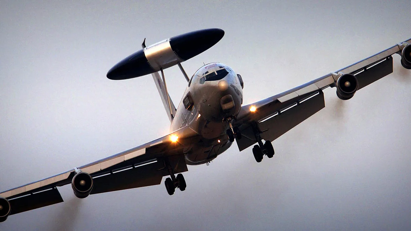 NATO-csapatok Ukrajna határán, ukrán válság, Boeing E-3B Awacs a levegőben 
