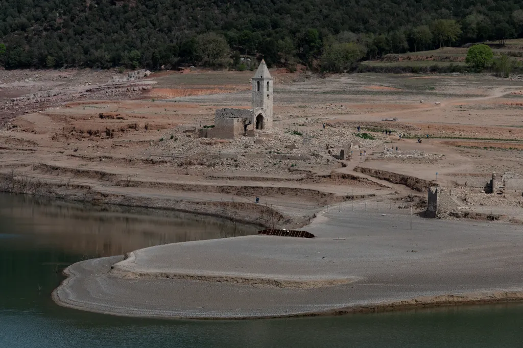 drought Horizontal climate rivers weather, szárazság Spanyolországban, templom, Sau víztározó, Sant Roma templom 
