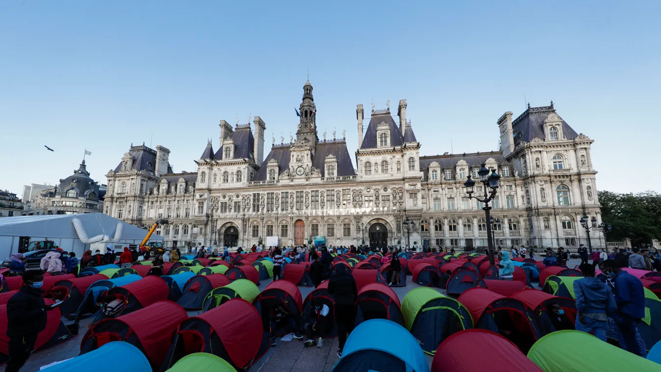 Párizs polgármesteri hivatalának az épülete elé 250 sátrat emeltek hajléktalan fekete-afrikai illegális migránsok és az őket támogató "civilek", hogy lakhatást követelnek a migránsoknak. 
 migration social urban-planning demonstration homelessness 