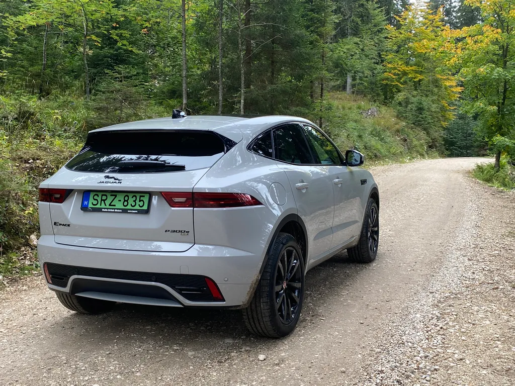 Jaguar E-Pace P300e PHEV teszt 