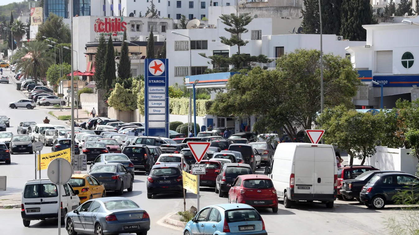 üzemanyag, hiány, benzin, dízel, Tunézia, sor állás, autók sorban állnak, Tunisz, 2022. 10. 10. 