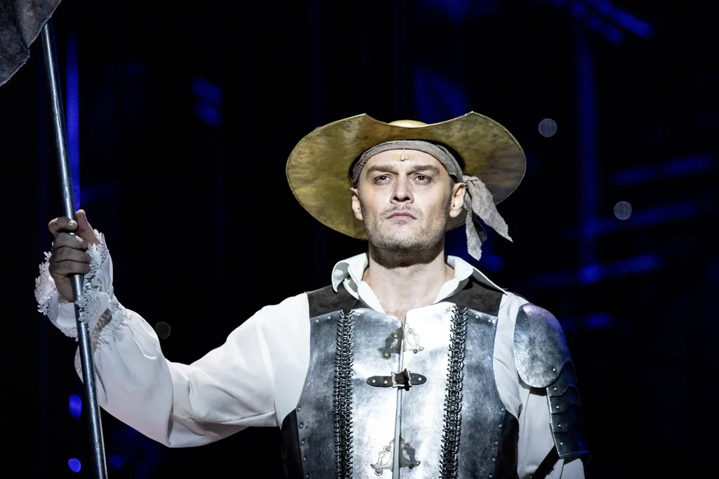 Németh Attila Don Quijote szerepében
A La Mancha lovagja című musical premierje az Operettszínházban 