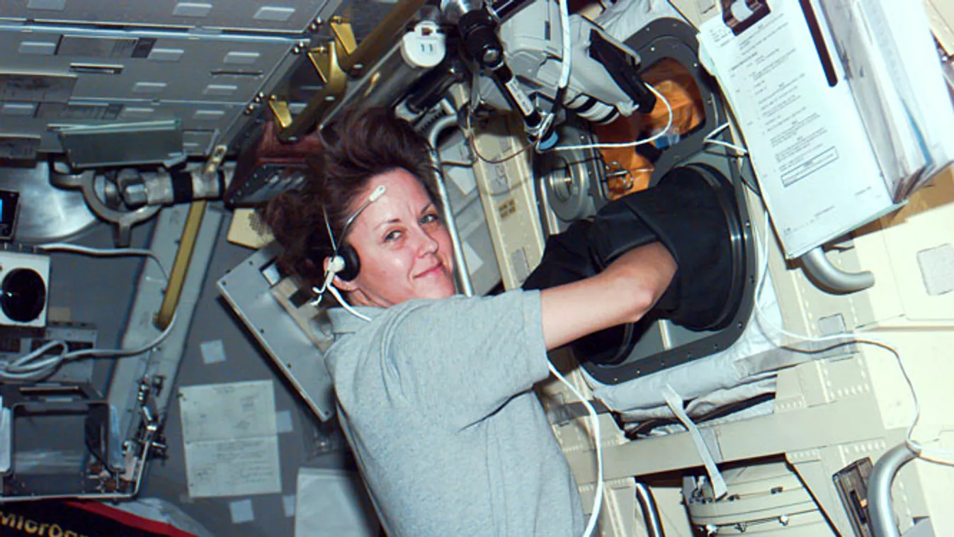 Kathryn C. Thornton amerikai űrhajósnő kísérletet végez az ISS amerikai kutatómoduljában 