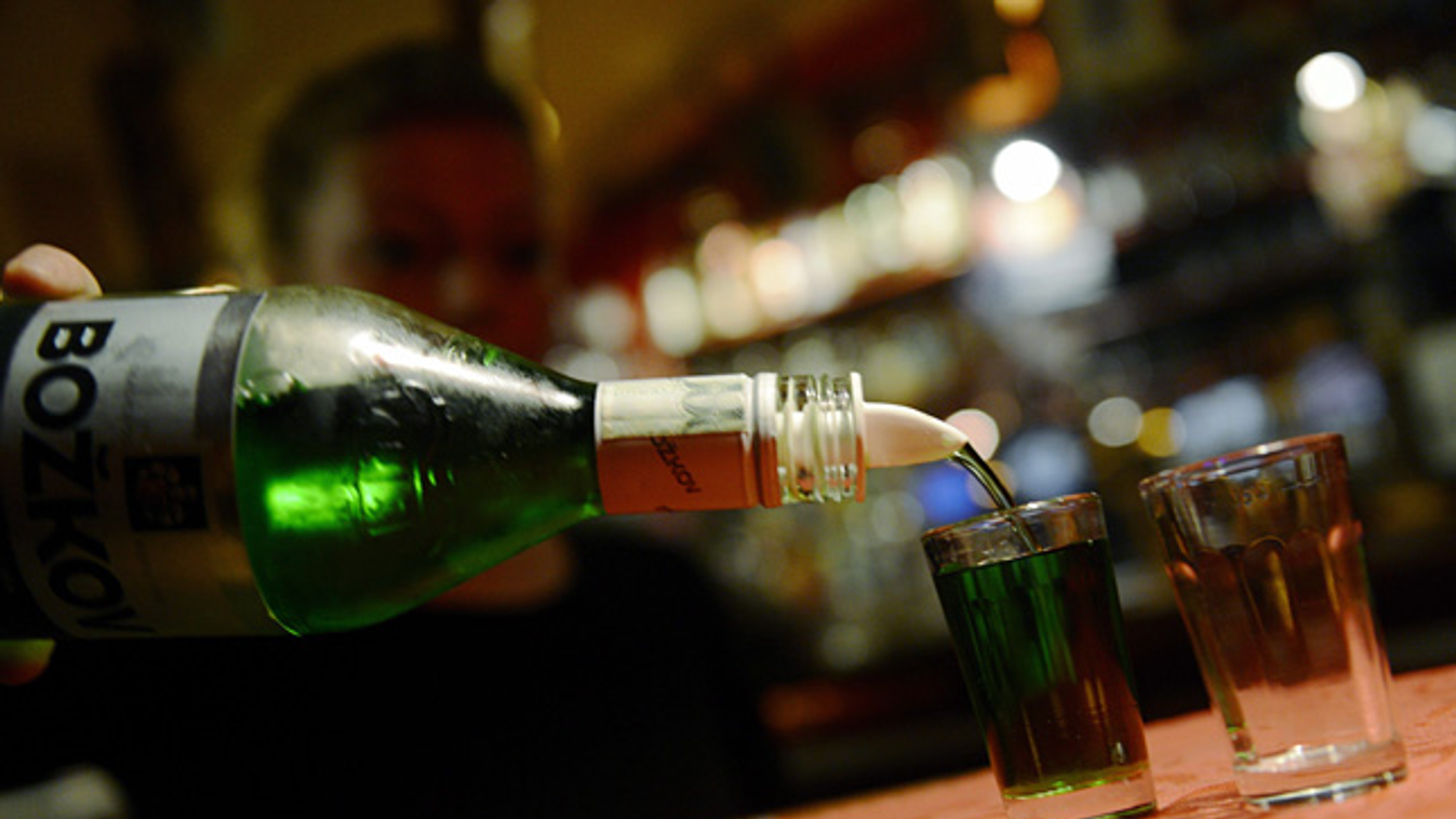 Olcsó szeszes italt tölt poharakba egy nő egy prágai kocsmában, alkoholmérgezés Csehországban, metilalkohol-mérgezés 