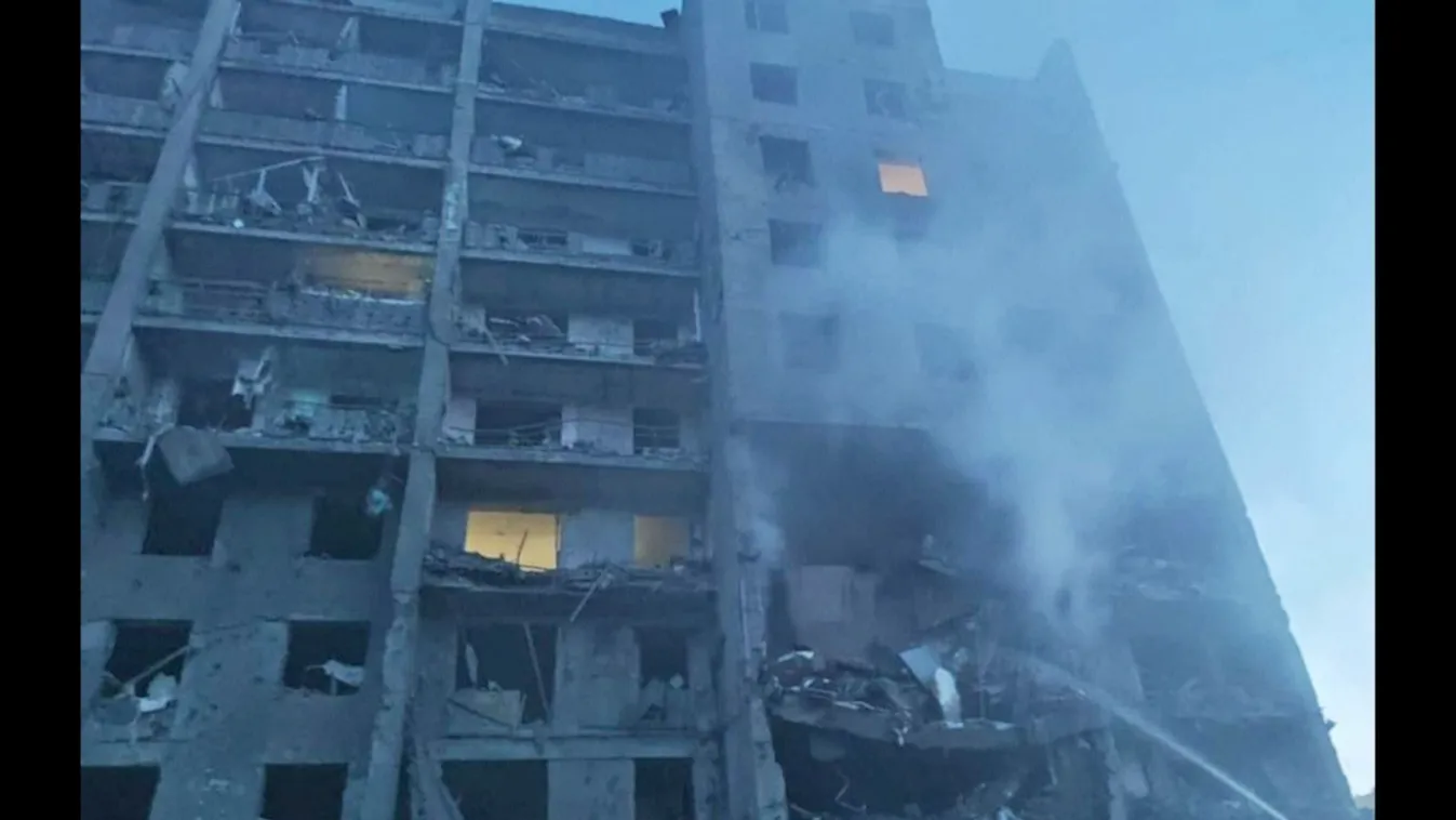 Odessza, 2022. július 1.
Lakóépület lángjait fékezik meg tűzoltók egy orosz rakéta becsapódása után a fekete-tengeri kikötővárosban, Odesszában 2022. július 1-jén.
MTI/AP/Ukrán vészhelyzeti minisztérium 