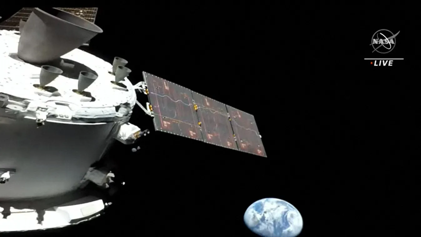 Az Orion űrhajó útban a Hold felé 